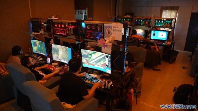 开业16年网吧设六毛一小时上网区 成为低谷人生的临时渡口