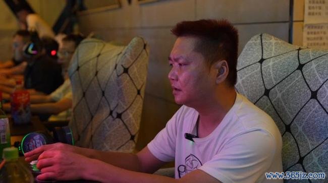 开业16年网吧设六毛一小时上网区